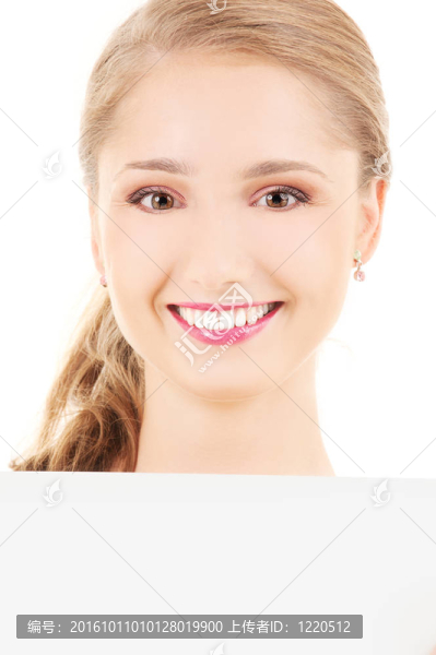 帶空白板的快樂女孩