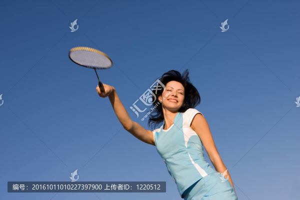 女孩打羽毛球
