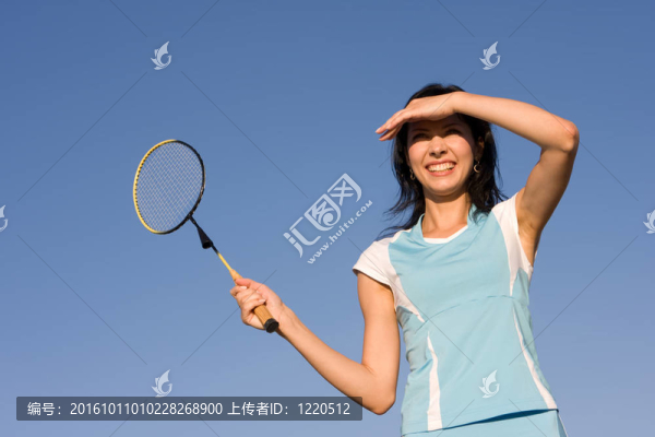 女孩打羽毛球