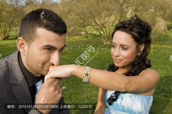 turkisk民族參與婚禮的新人