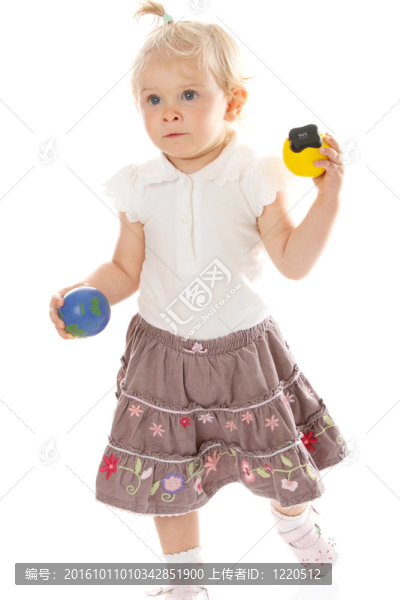 帶玩具的小女孩