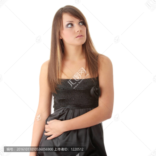 穿著黑色優(yōu)雅連衣裙的少女