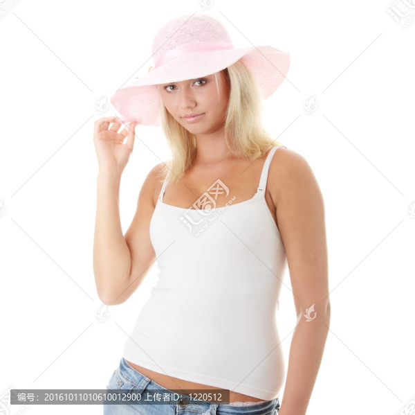 年輕女子戴著一頂粉紅色的帽子