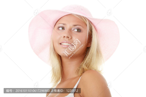 年輕女子戴著一頂粉紅色的帽子