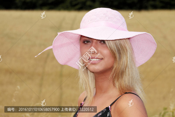 金色麥田里的女人
