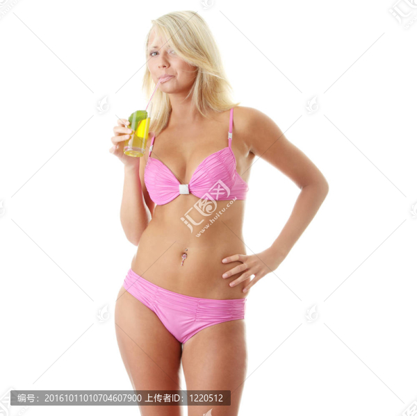 在粉色比基尼帶冷飲的年輕漂亮的女人