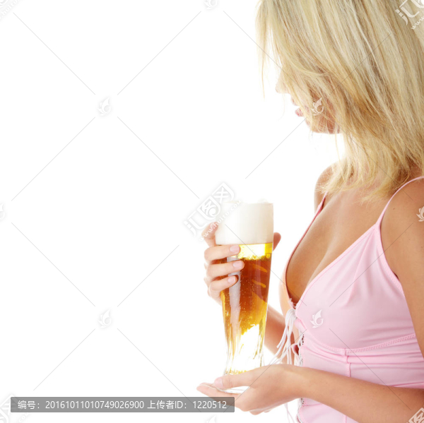 年輕帥氣的金發(fā)和啤酒