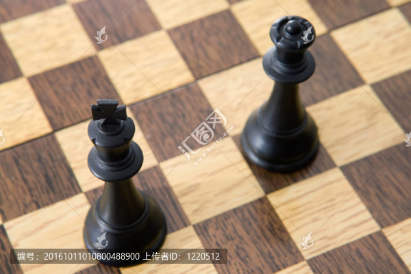 從棋盤上的棋子上方的照片視圖