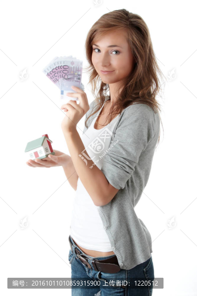 女人持有歐元鈔票和房子模型