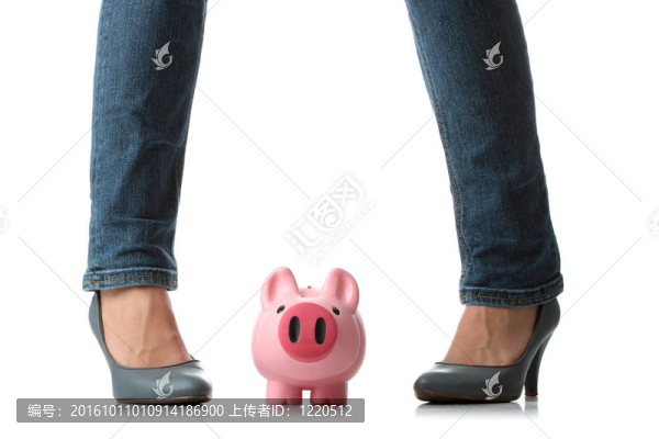年輕女子即將粉碎小豬銀行