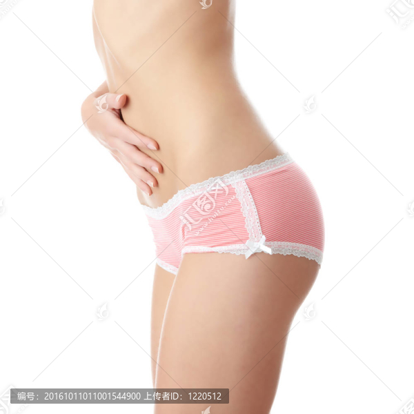 年輕的女人用手在她的肚子上