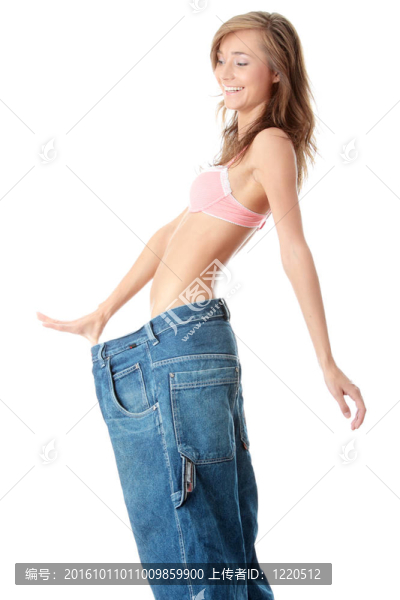 女人顯示她失去了多少重量。