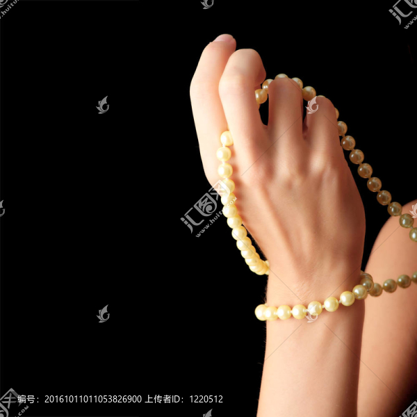 帶珍珠項(xiàng)鏈的女人