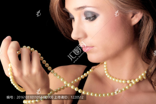 帶珍珠項(xiàng)鏈的女人