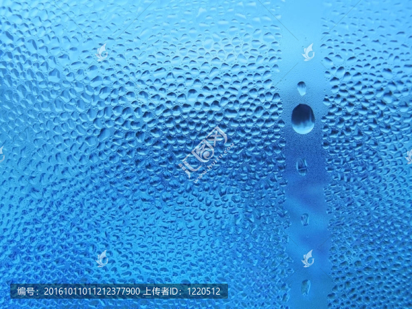 玻璃上的天然水滴