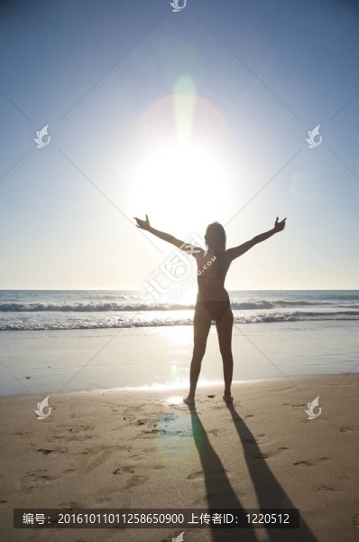 海灘女人迎接太陽