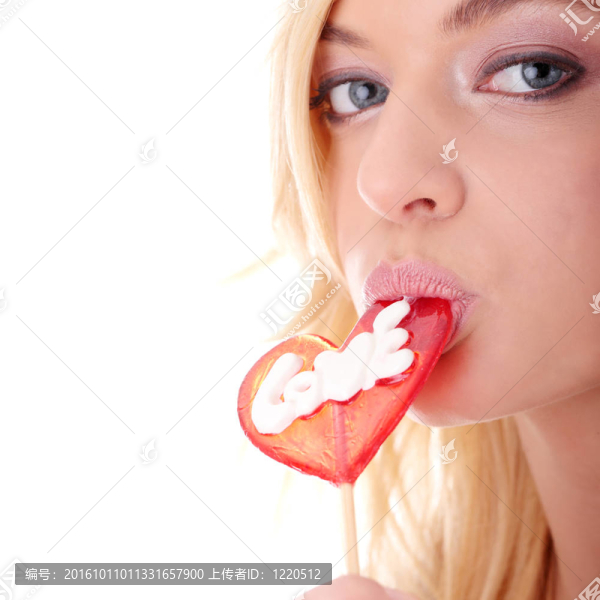 黑色內(nèi)衣與紅色的棒棒糖的女人