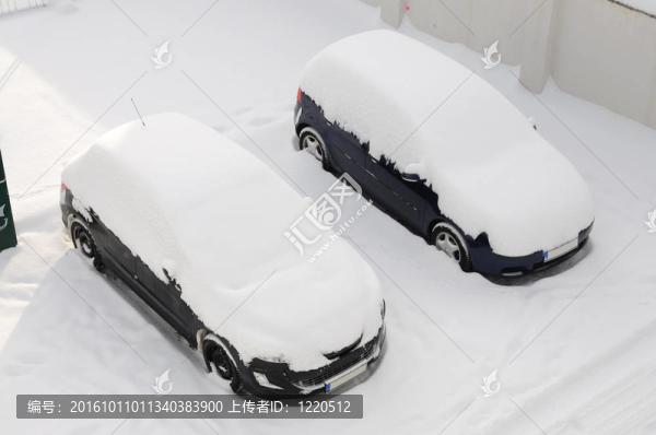 兩個冬天的雪覆蓋的汽車