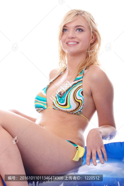 在比基尼金發(fā)溫暖的女子