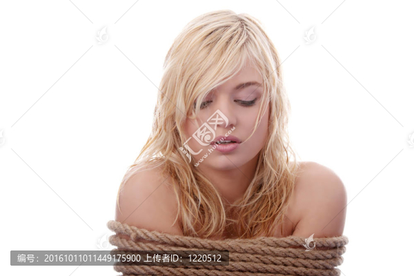 美麗的金發(fā)女孩用繩子綁著