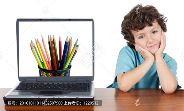 孩子與筆記本電腦