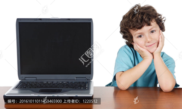 孩子與筆記本電腦