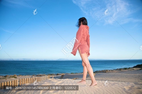 襯衫和非洲地平線的女人