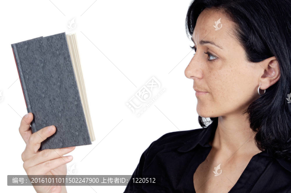 年輕的女人讀一本書