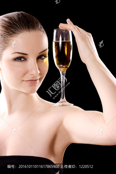 美麗的女人與香檳玻璃