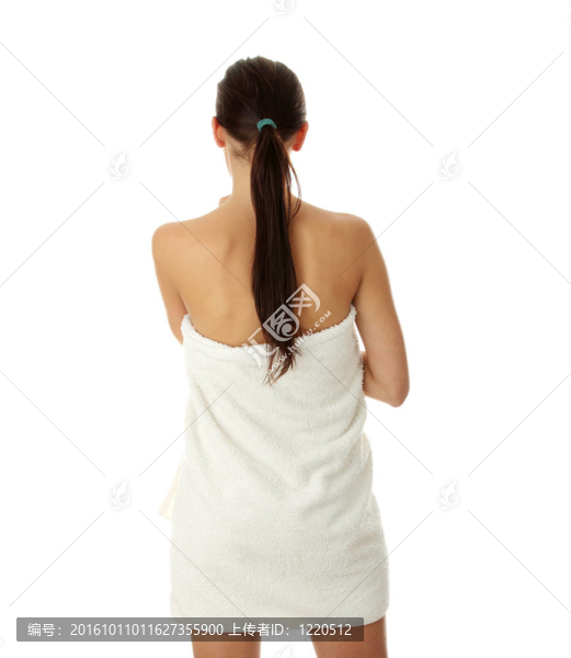 美麗的年輕女人用毛巾