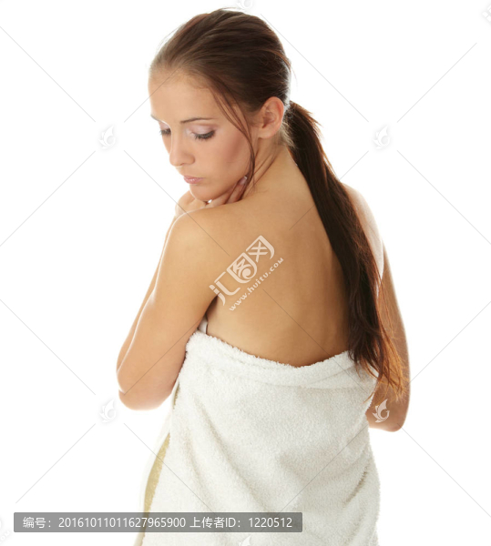 美麗的年輕女人用毛巾