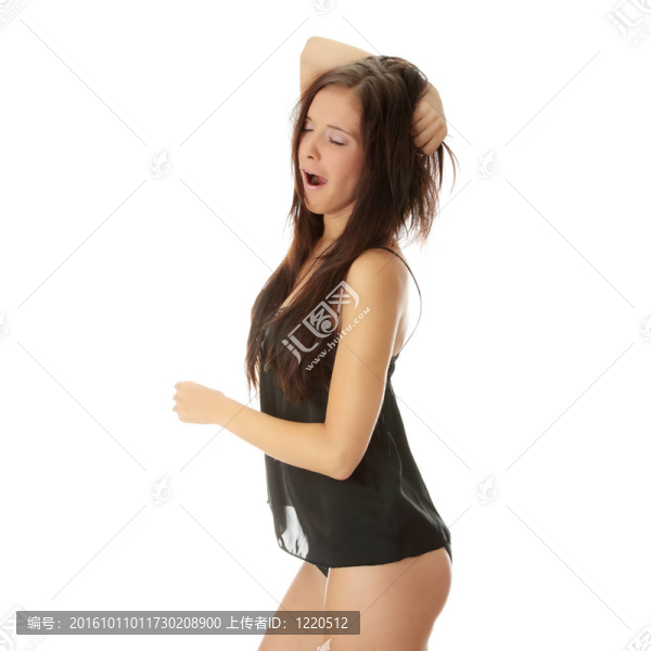 美麗的白人婦女在黑色性感內(nèi)衣