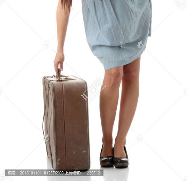 帶旅行盒的高加索女人腿