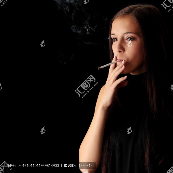 吸煙黑人婦女
