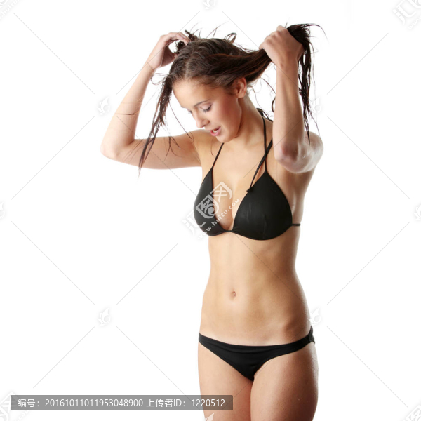 濕的白人婦女在黑色的比基尼