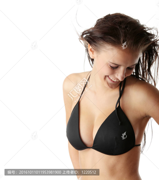 濕的白人婦女在黑色的比基尼