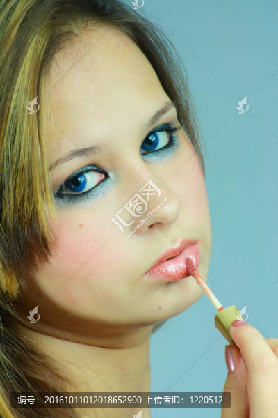 美麗的年輕女孩在工作室