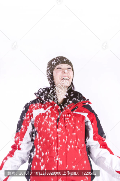 女人在雪地里跳躍