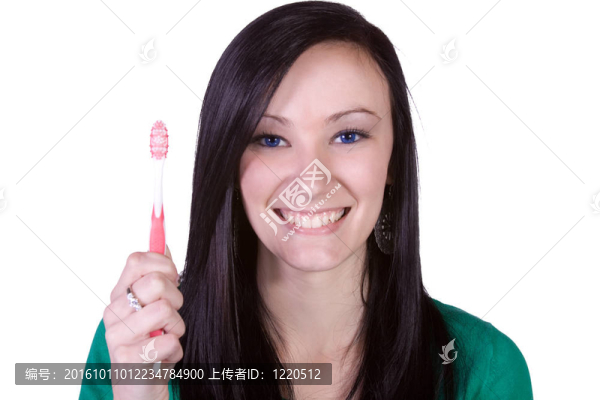 關(guān)閉一個(gè)美麗的女人刷牙