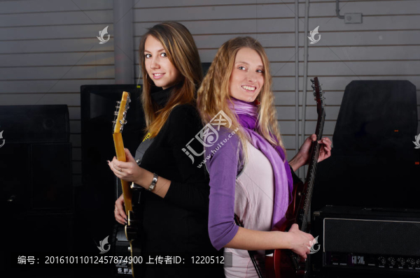 兩個(gè)年輕女性搖滾吉他