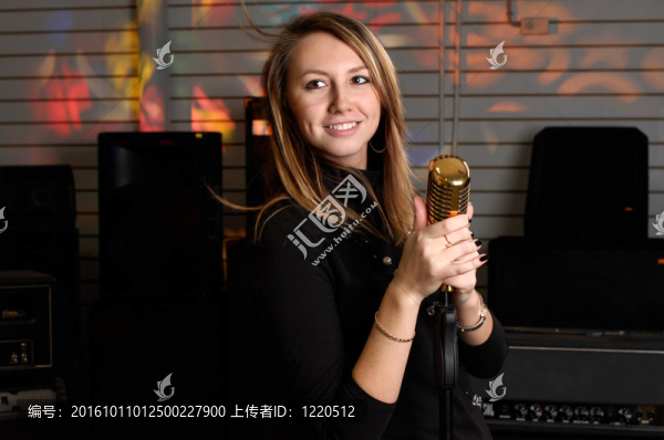 帶麥克風(fēng)的年輕女性
