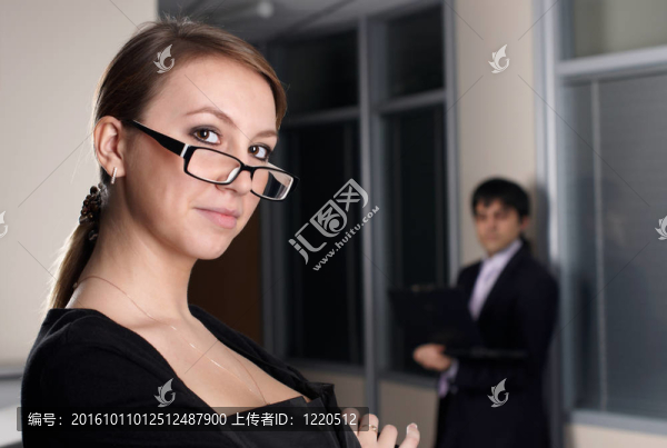 年輕的商人與同事在辦公室