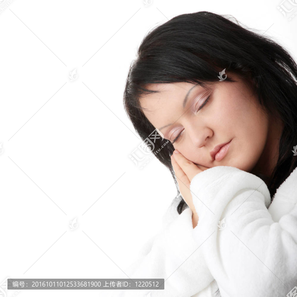 浴缸里的年輕女人