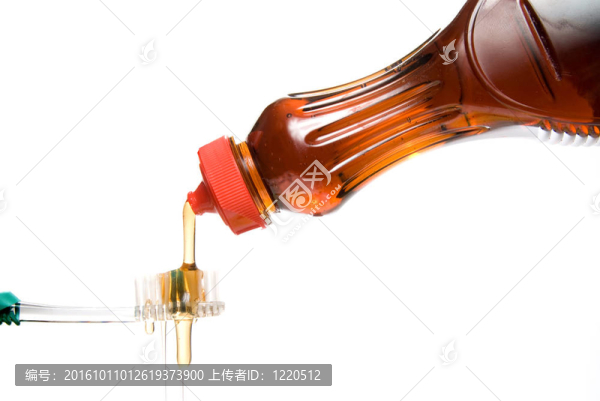 楓葉糖漿澆在牙刷上