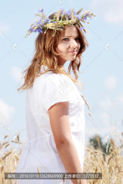 夏日美麗的少女