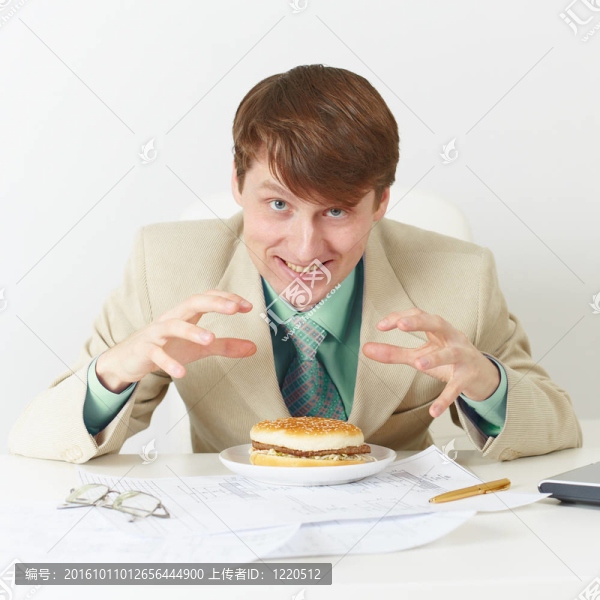 快樂(lè)的人會(huì)在工作場(chǎng)所吃飯