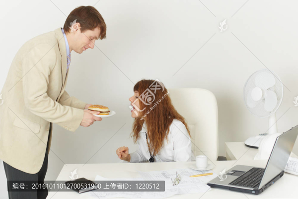 年輕的女人滑稽達(dá)到餐在午餐時(shí)間