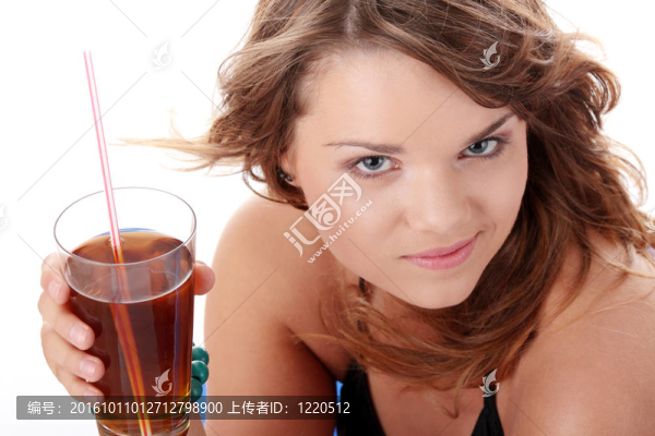 在比基尼喝冰紅茶的年輕女子