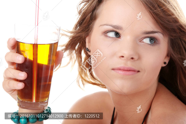 在比基尼喝冰紅茶的年輕女子
