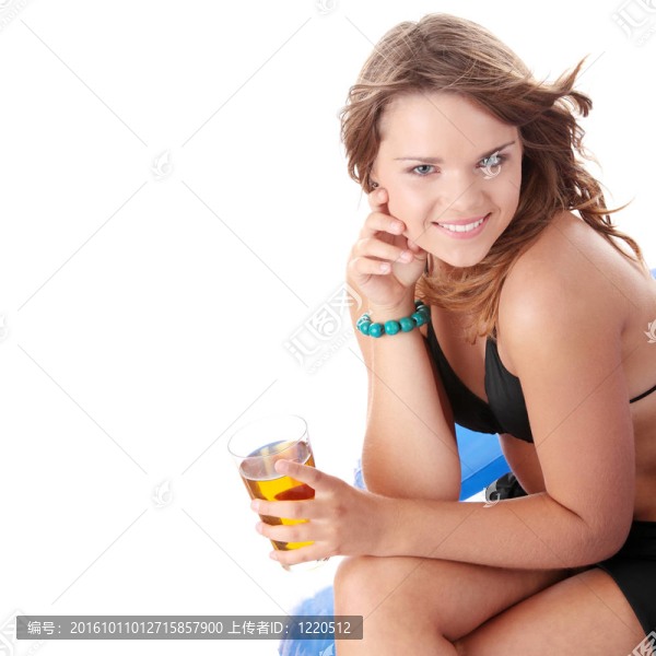 在比基尼喝冰紅茶的年輕女子